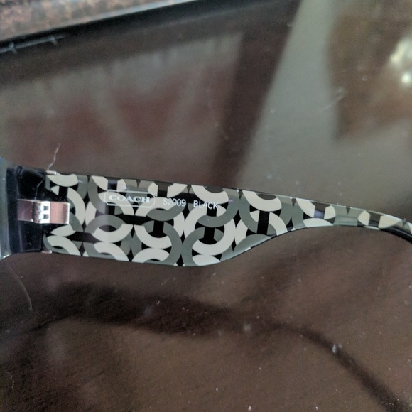 EUC Coach S2009 Sunglasses in Black - Picture 4 of 5